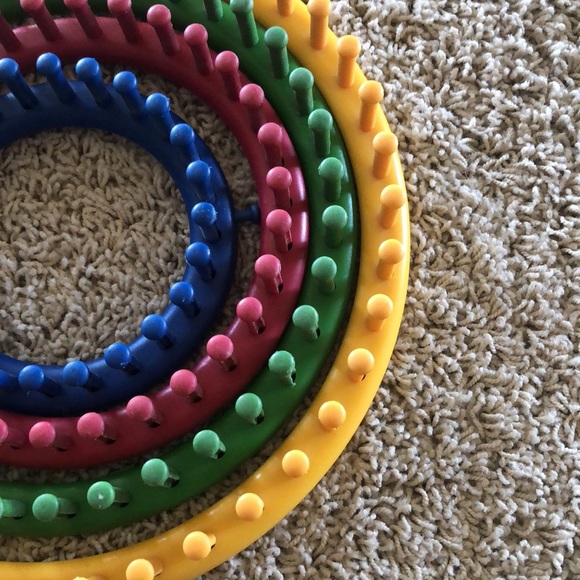 Knifty Knitter knitting loom set in carrying case 4 sizes with instructions - Picture 4 of 6